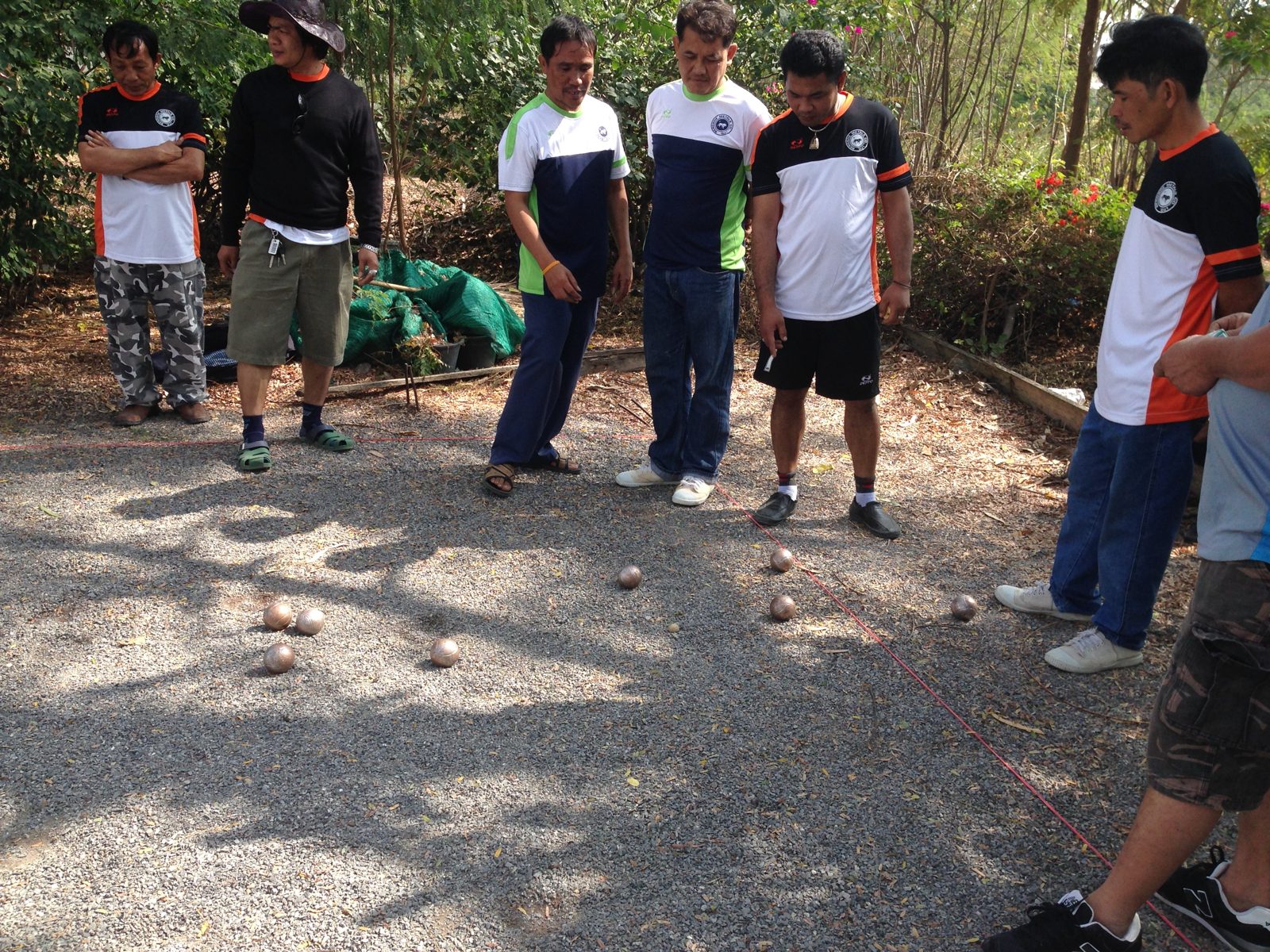 Bergsoe Metals team playing pétanque